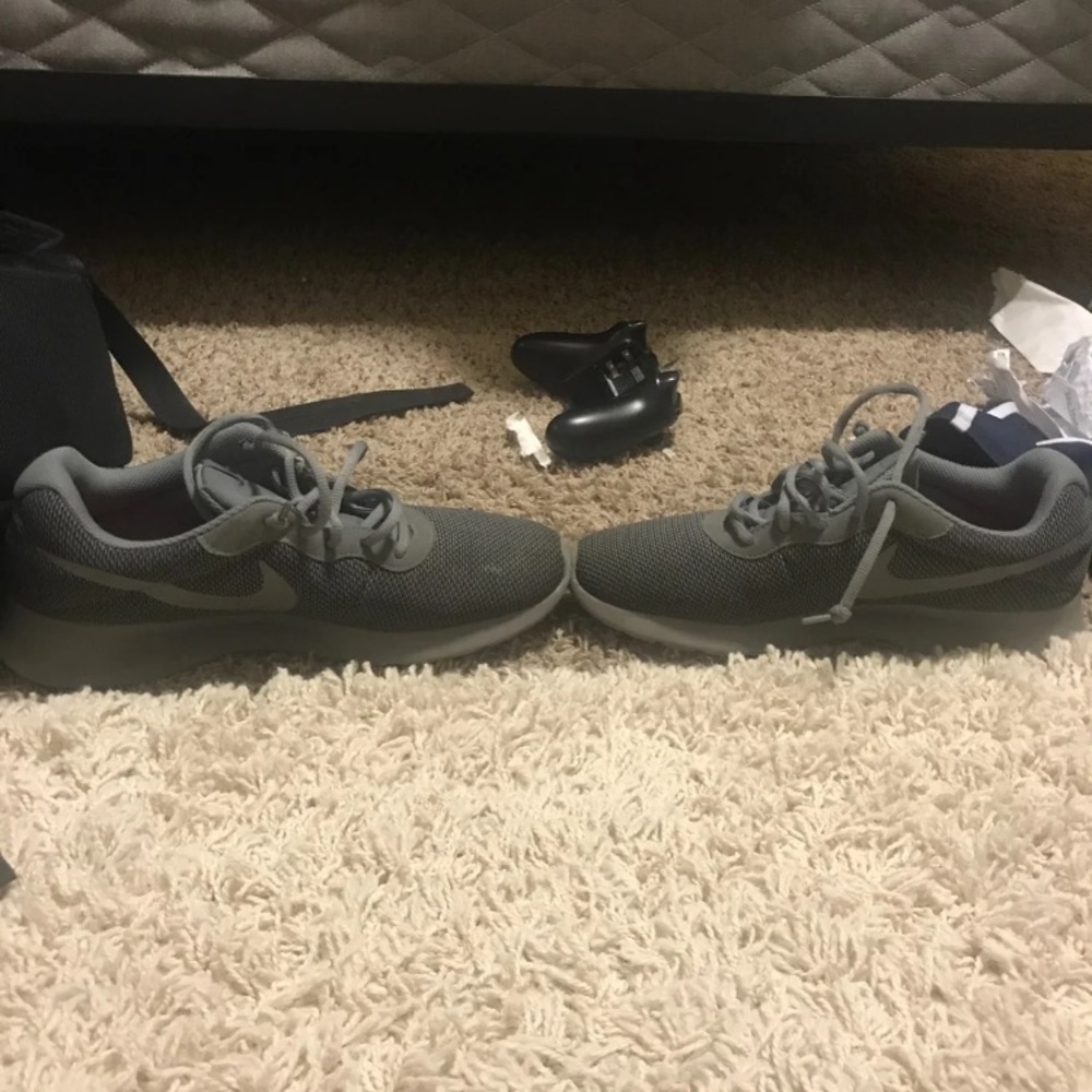 Gray Nike roshe run
